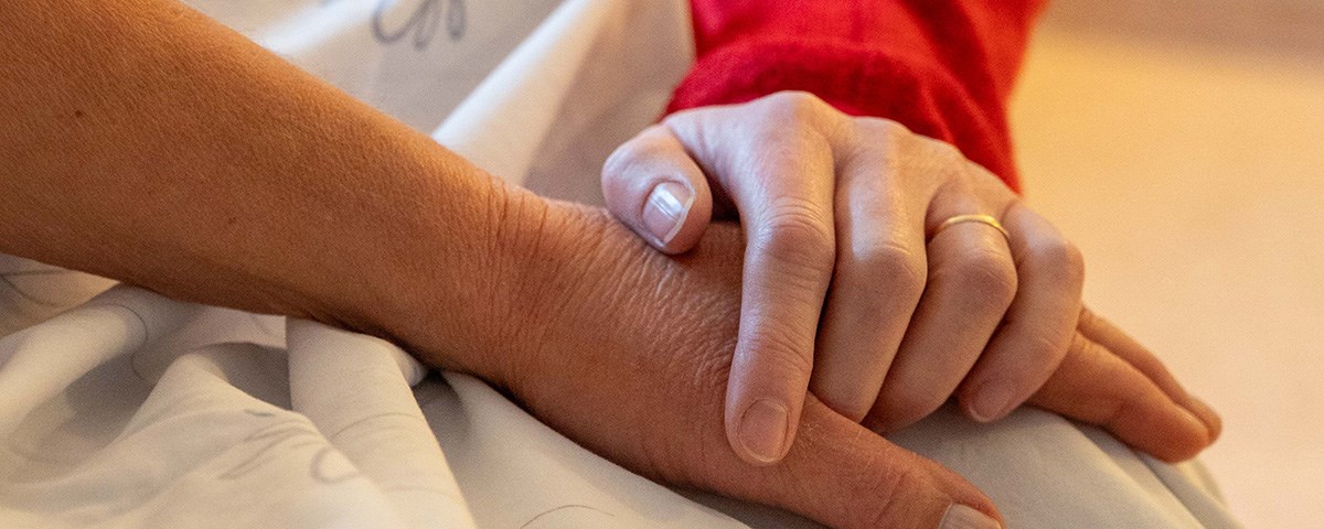 ei hand som holder ei anna