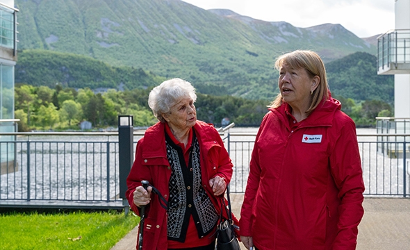 to damer i røde klær