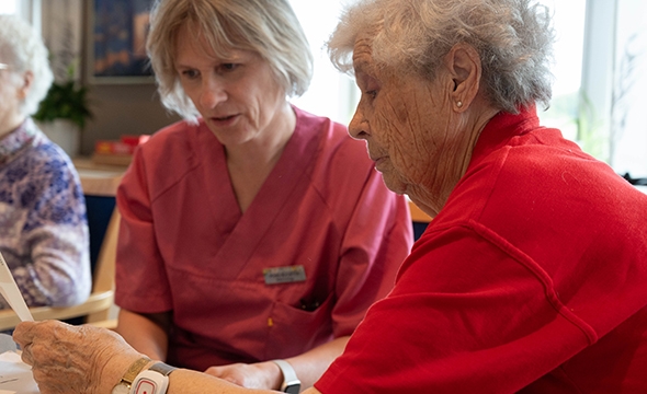 eldre dame med mikrofon bak øret