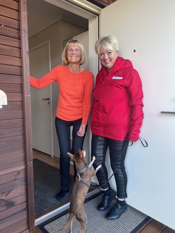 Reidun, Monica og hunden Knerten er på vei ut døra og skal ut på tur.