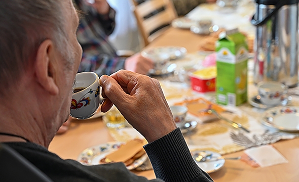 en eldre mann drikker kaffe