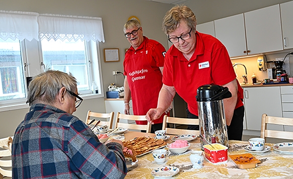 tre personer rundt et bord med vafler