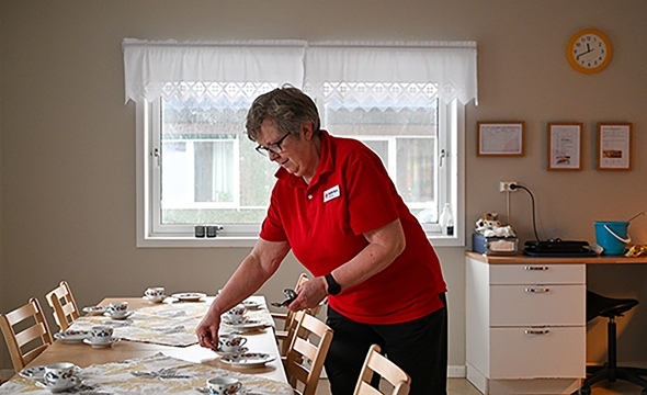 dame som dekker på et bord