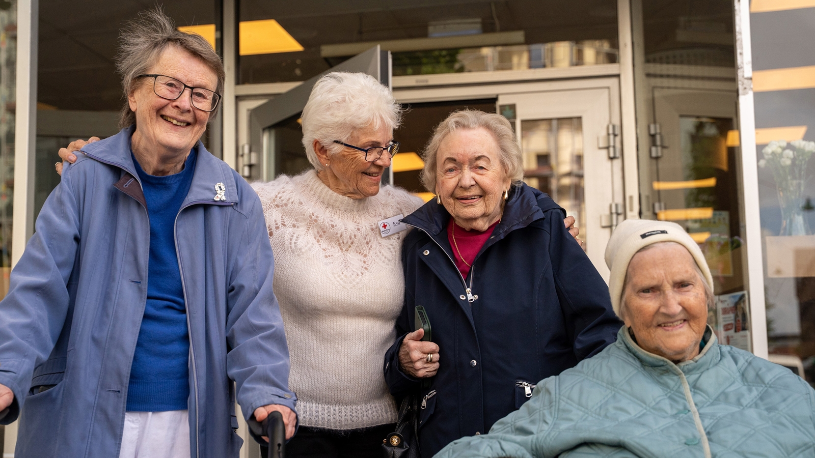 gruppebilde av deltakere og en frivillig