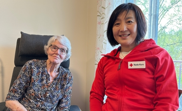 Beøksvert Anne Berit sitter ved siden av besøksvenn Zhen