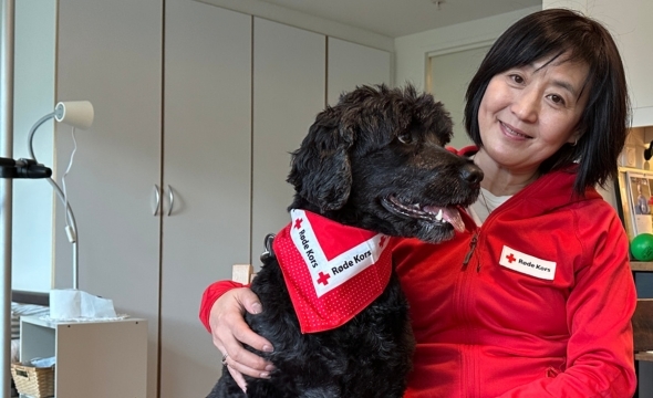 Besøksvenn Zhen har hunden sin Nemi på fanget.