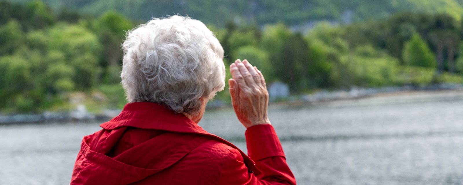 eldre dame ved sjøen