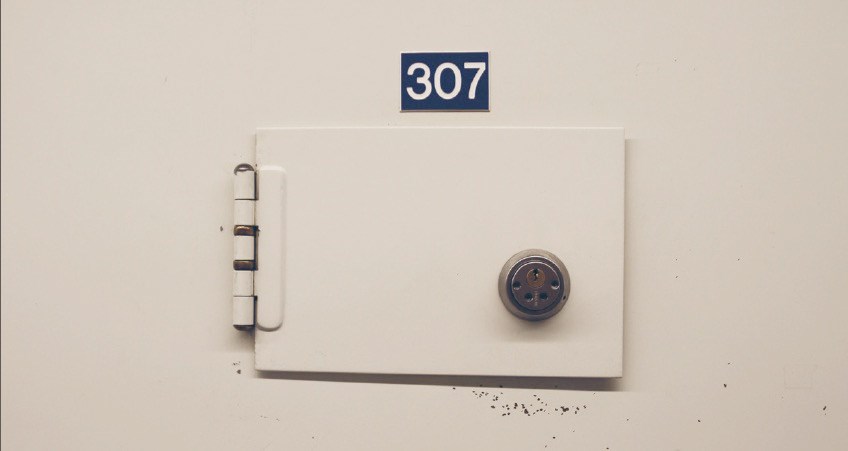 Illustrasjon fengselcelle låsemodul med nummer 307