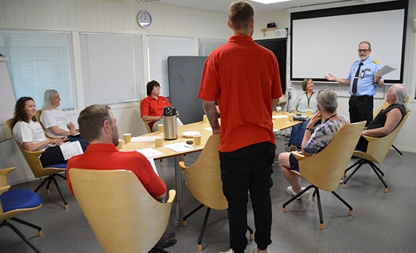 Mennesker rundt et bord