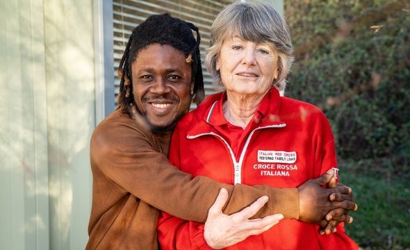 mann som omfavner en frivillig fra røde Kors