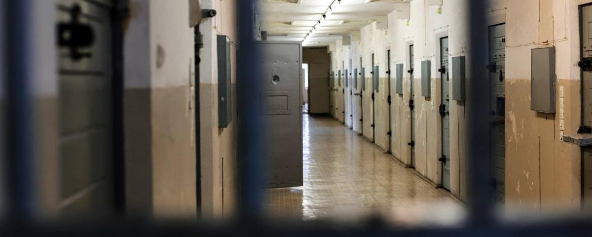 Innsiden av et fengsel med dører inn til fangecellene.