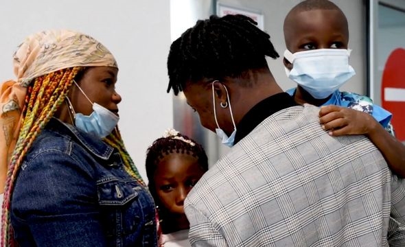 gjenforening mellom foreldre og to barn