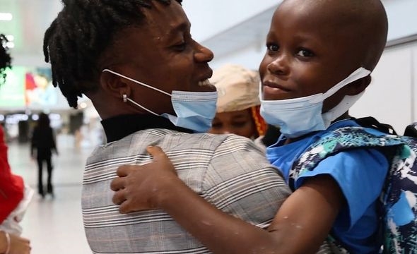 gjenforening mellom foreldre og to barn