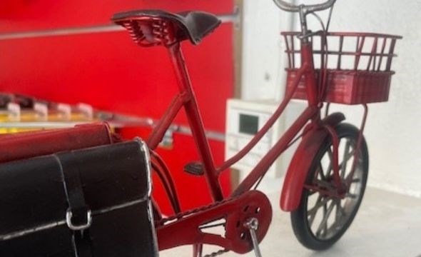 På verkstedet står det en gammeldags rød minisykkel for å minne de frivillige om den viktige jobben de gjør.