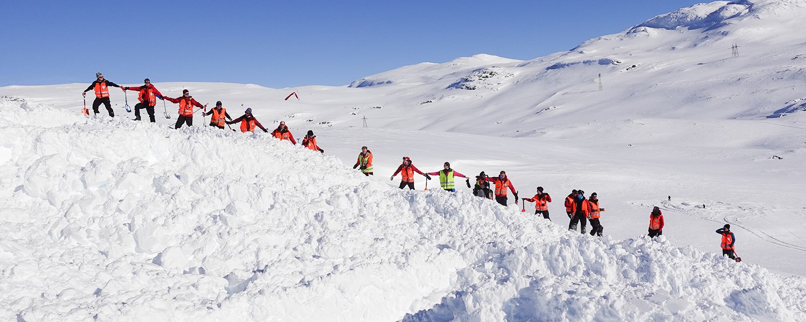 hjelpekorpsere på rekke i snøen