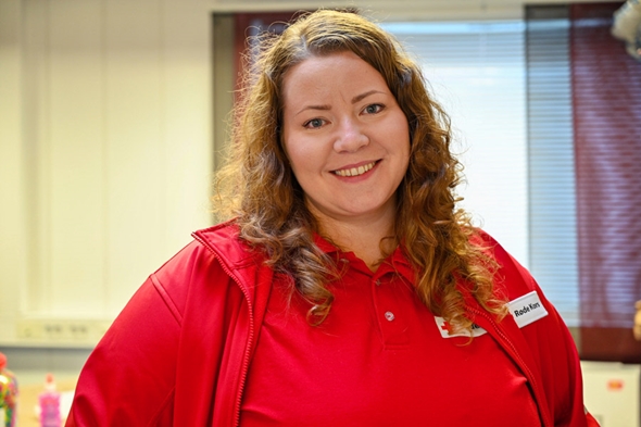 Portrett av kvinne i rød genser