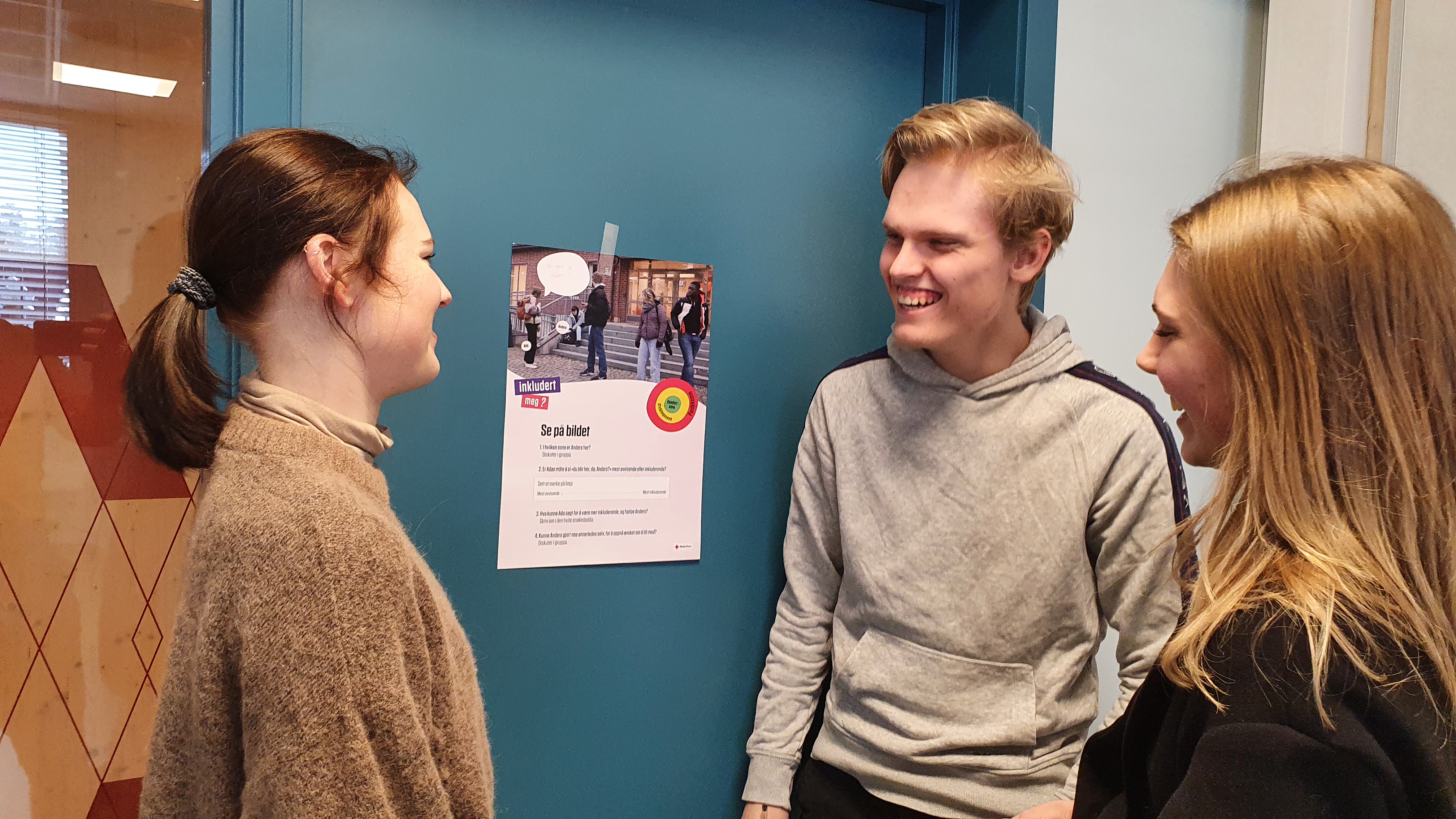 Smilende elever i korridoren