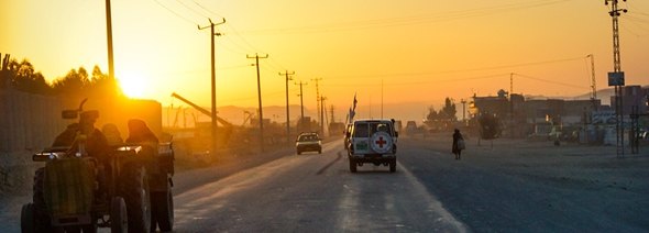 røde kors bil på vei i solnedgang