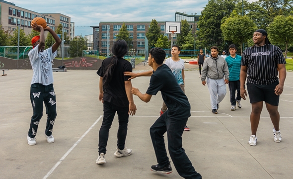 En gjeng ungdommer spiller basket