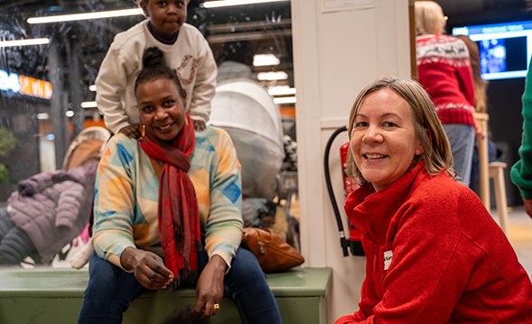 Mamma Bahaja Alnor og Joud (4) ønskes velkommen av Randi Bakke, koordinator ved Veitvet familiesenter.