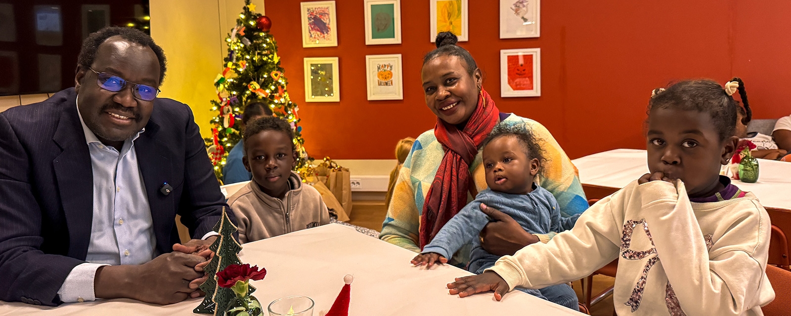 Familien Alnor koser seg på Vinterfest i regi av Oslo Røde Kors på Veitvet familiesenter.