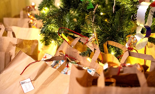 Julegaver under juletreet på Veitvet familiesenter i Oslo