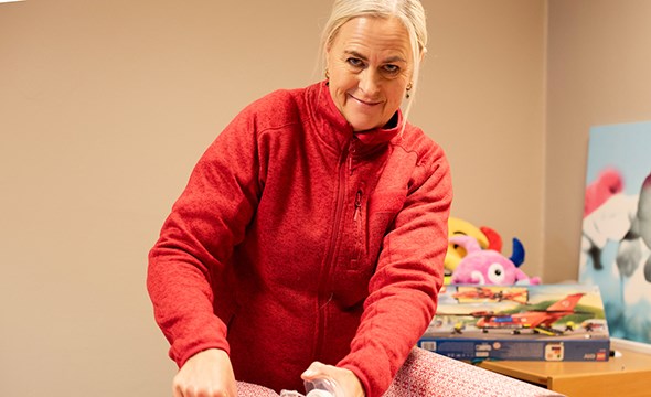 Frivillig Kristin Halvorsen hos Porsgrunn Røde Kors pakker inn julegaver til Ønsketreet.