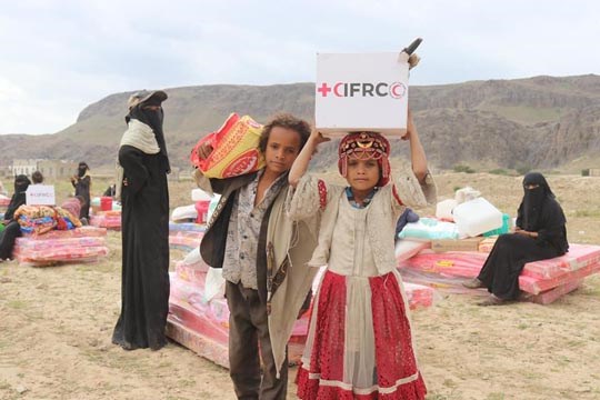 2 unge barn bære nødhjelp mottatt fra IFRC, tørke, Yemen