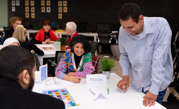 Kvinne og mann sitter og snakker