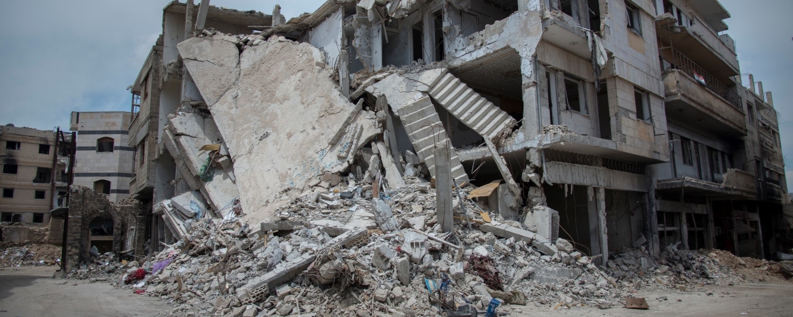 En bygning som er bombet i stykker.