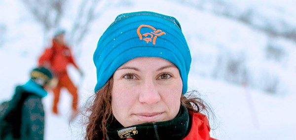 Julia Fieler som ledet Røde Kors i letingen i skredet i Tamokdalen, står i turklær i vintervær.
